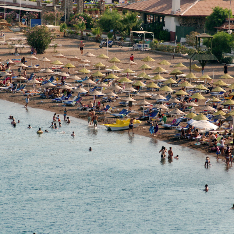 Een druk stand met zwemmende mensen in Marmaris, Turkije