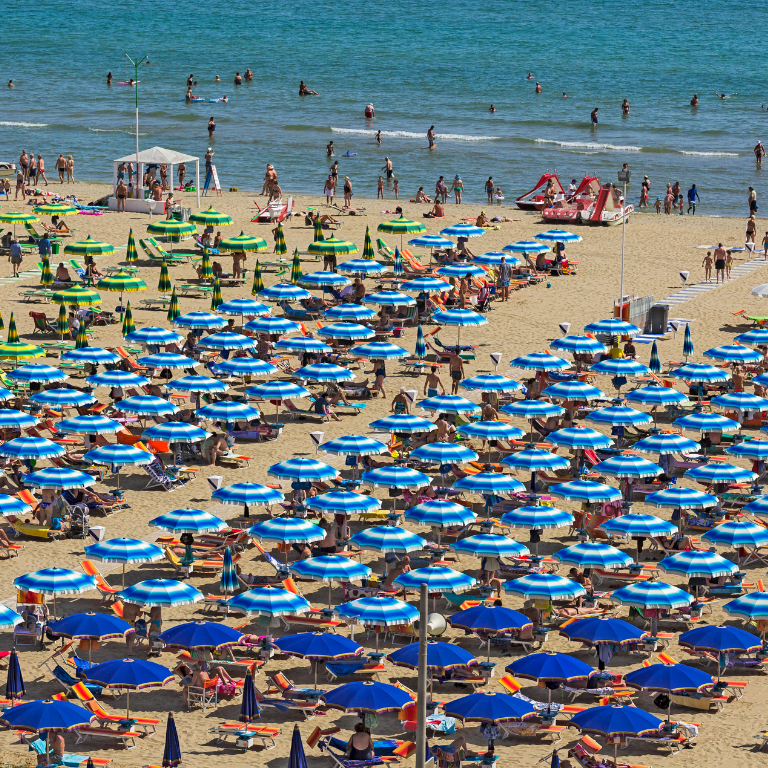 Het drukke strand van Rimini in Italië