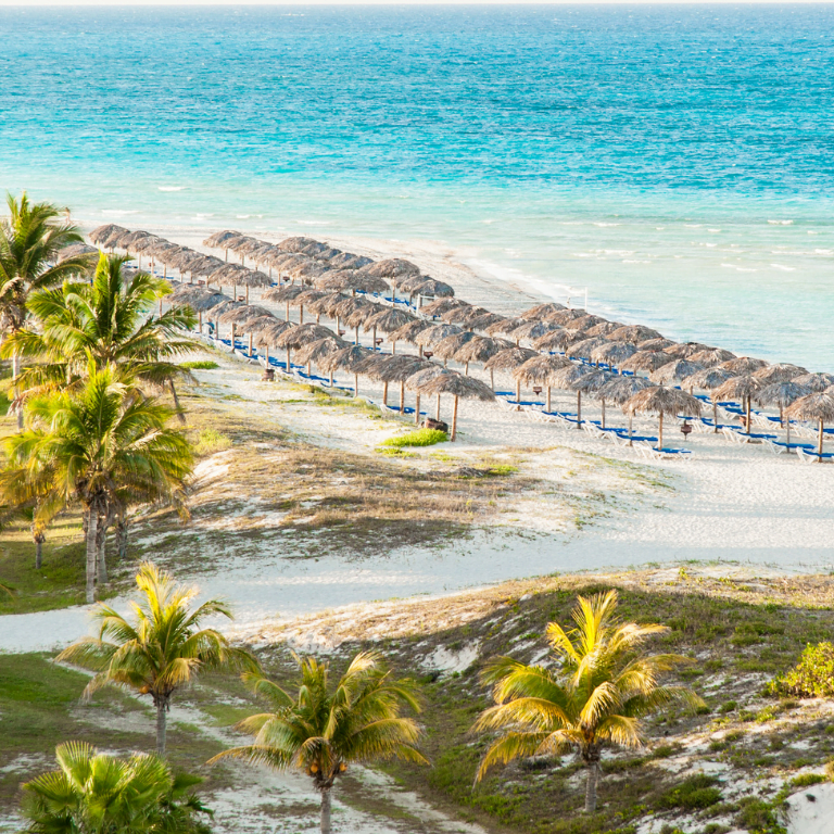 Een strand van een all inclusive resort