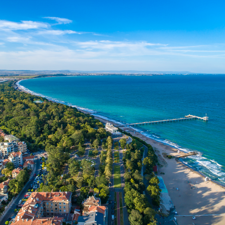 De kust van Bulgarije met strand en bomen