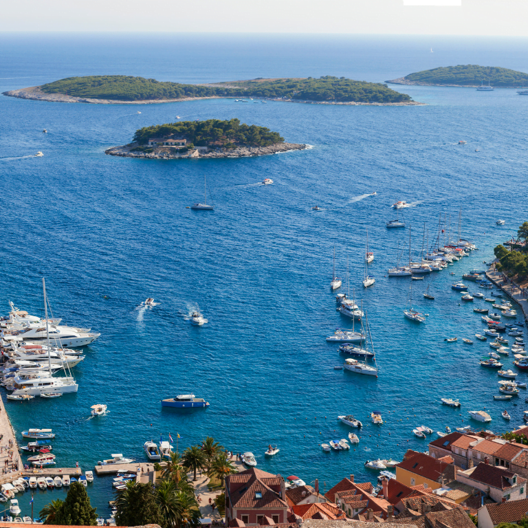 De haven van Hvar vanuit de lucht met helderblauwe zee