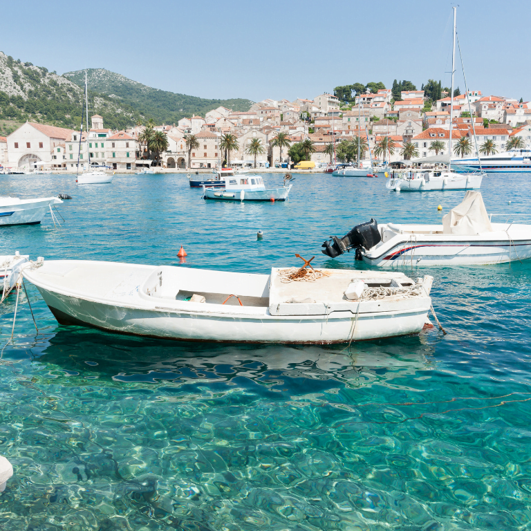 Een witte speedboot in de haven van Hvar in Kroatië