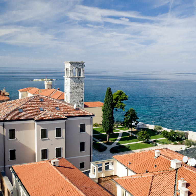 Porec in Kroatië met op de achtergrond de zee