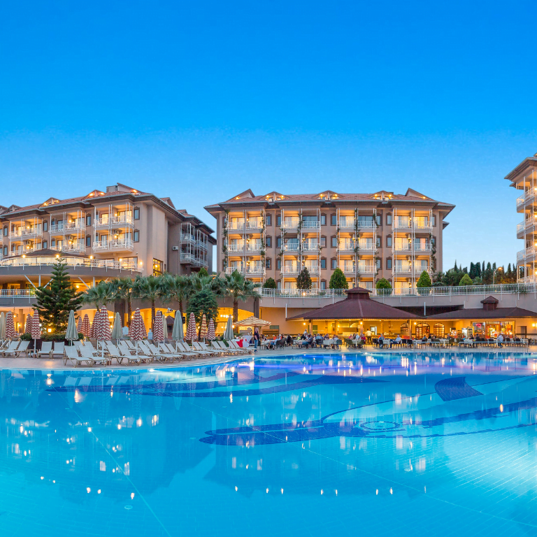 Groot volpension resort met groot zwembad in Spanje