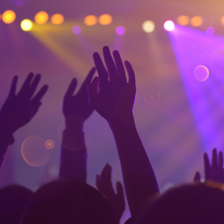 Feestende mensen in een club in Split
