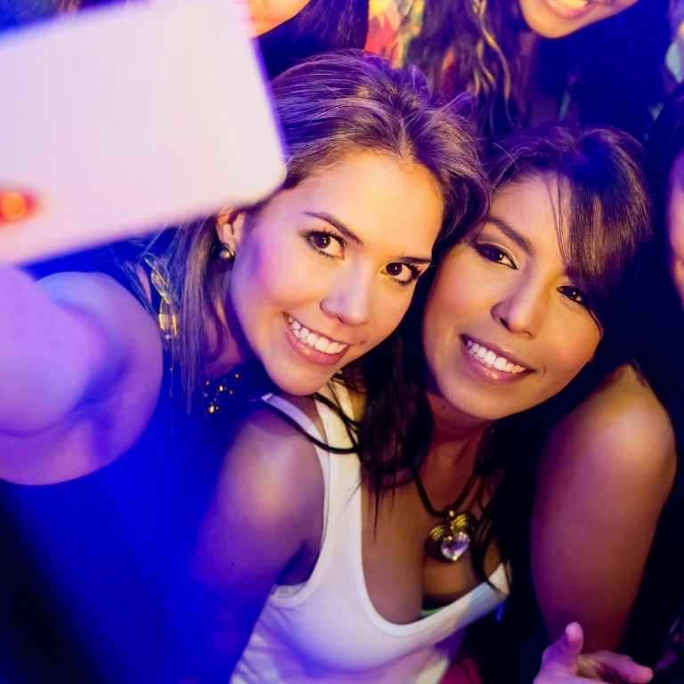 Twee meiden in een club tijdens het uitgaan in Kos-Stad