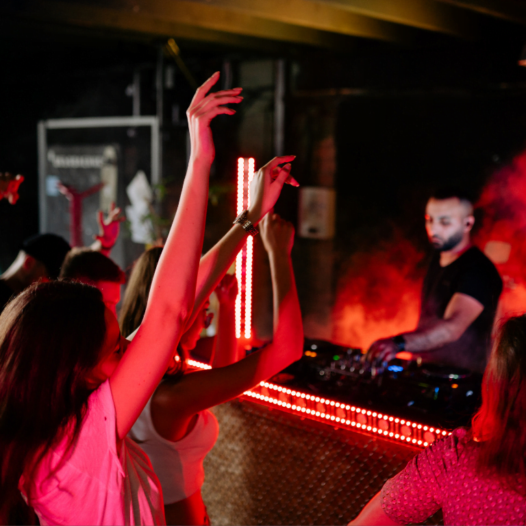 Feestende mensen tijdens het uitgaan in El Arenal
