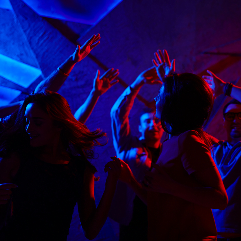 Feestende jongeren tijdens het uitgaan in Sunny Beach