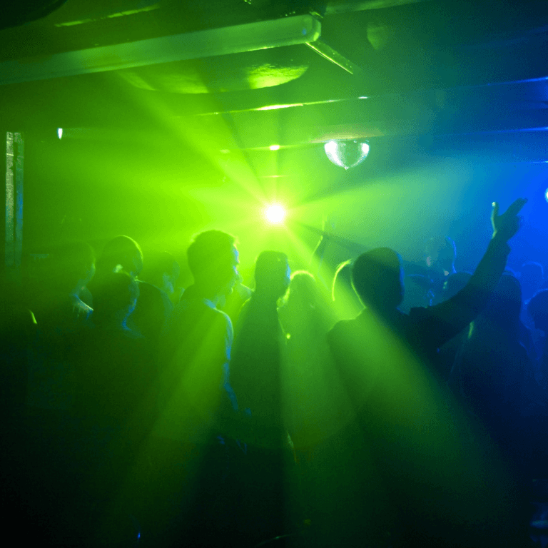 Feestende jongeren in een club in Chersonissos