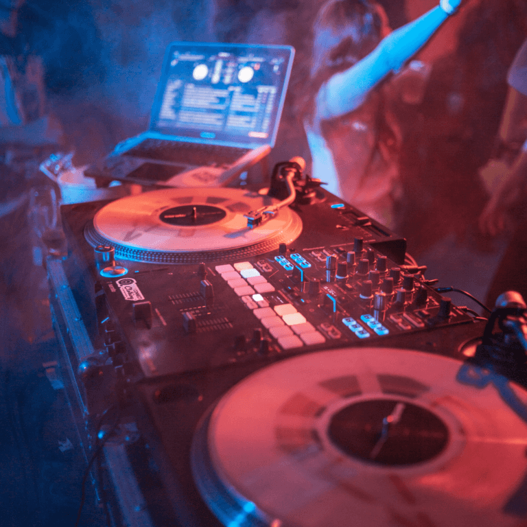 DJ set tijdens het uitgaan in Chersonissos