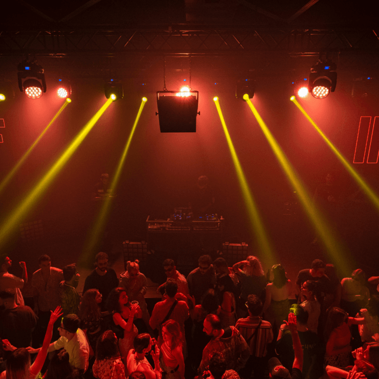Feestende mensen voor een DJ tijdens het uitgaan in Chersonissos