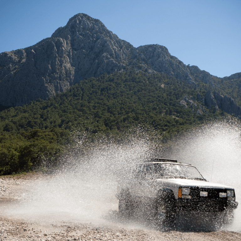 Jeep op Kreta rijdt door het water