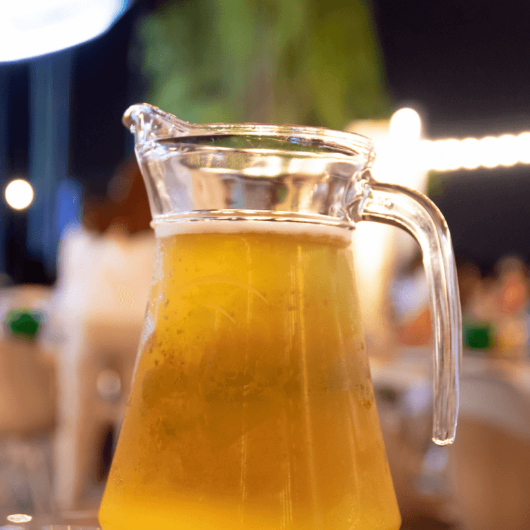 Een kan bier op een terras in Chersonissos