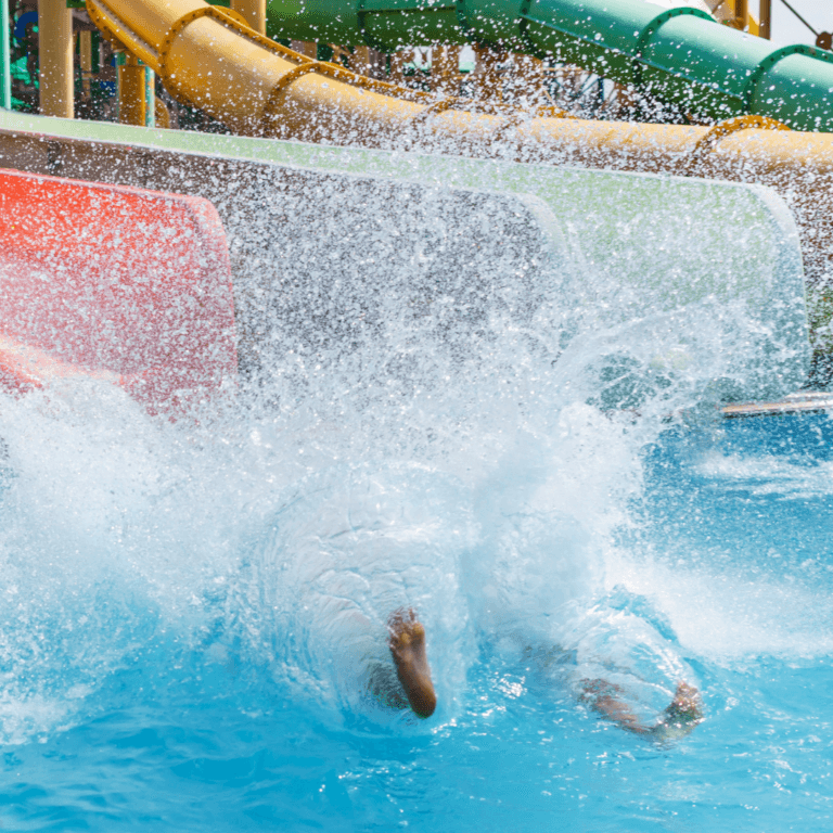 Iemand in een glijbaan in een waterpark in Chersonissos