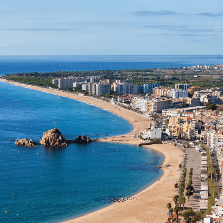 Het strand en de boulevard van Blanes vanuit de lucht