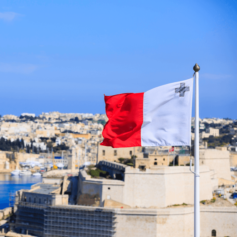 De vlag van Malta met het eiland op de achtergrond