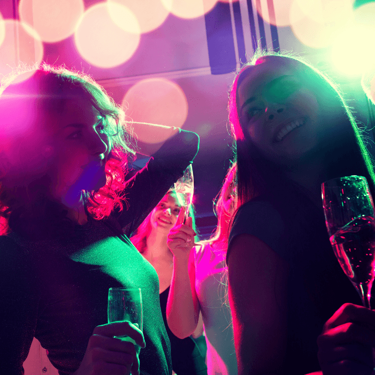 Feestende mensen tijdens een jongerenvakantie in Malta