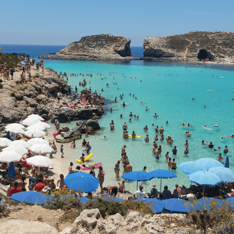 Een druk strand op Malta in de zomer
