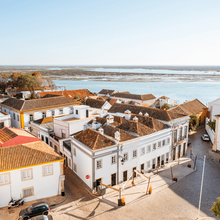 De binnenstad van Faro met het Ria Formosa park op de achtergrond