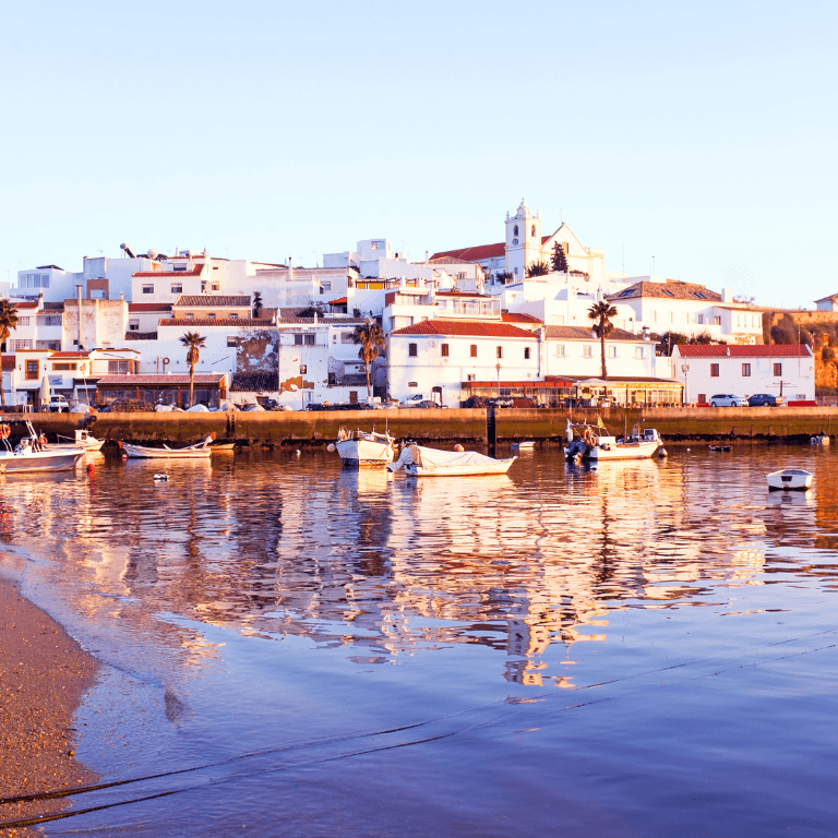 Het vissersdorpje Ferragudo in de Algarve met de typische witte huisjes op de achtergrond