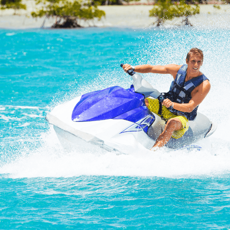 Een jongen op een jetski voor de kust van Albufeira