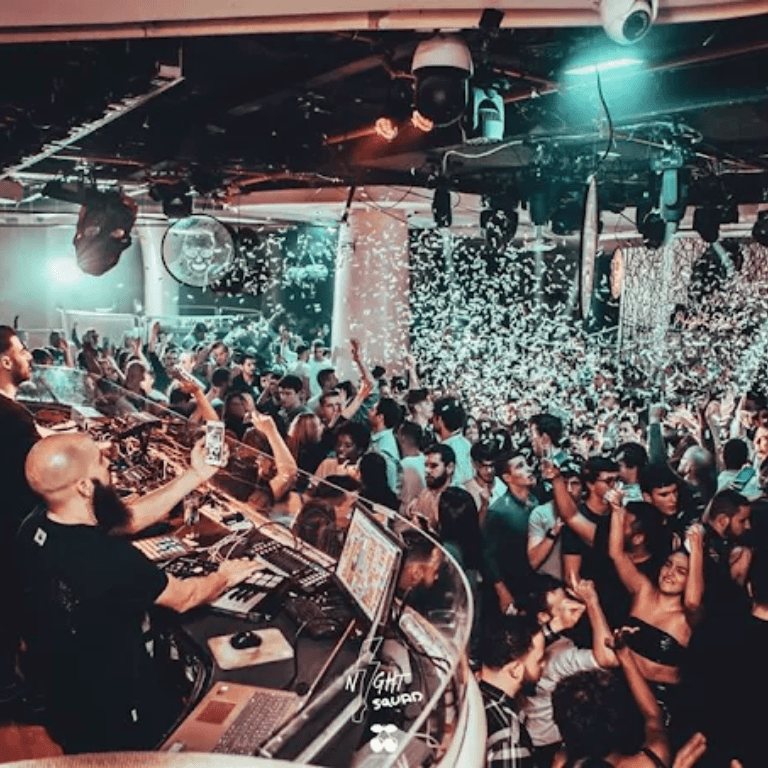 Een drukke club in Barcelona met veel feestende mensen