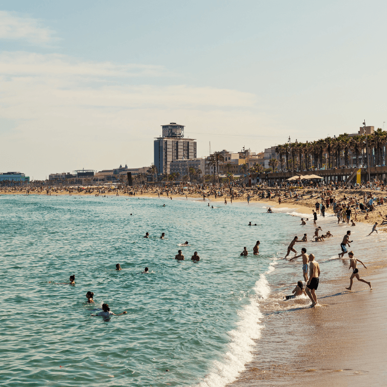 Het drukke Barceloneta strand