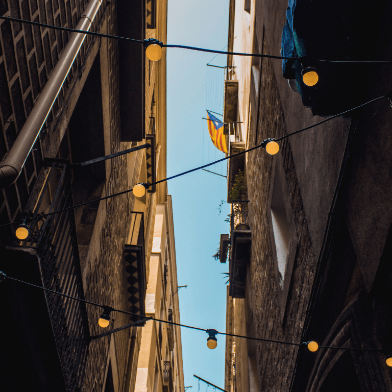 De verlichte steegjes van uitgaanswijk El Raval in Barcelona