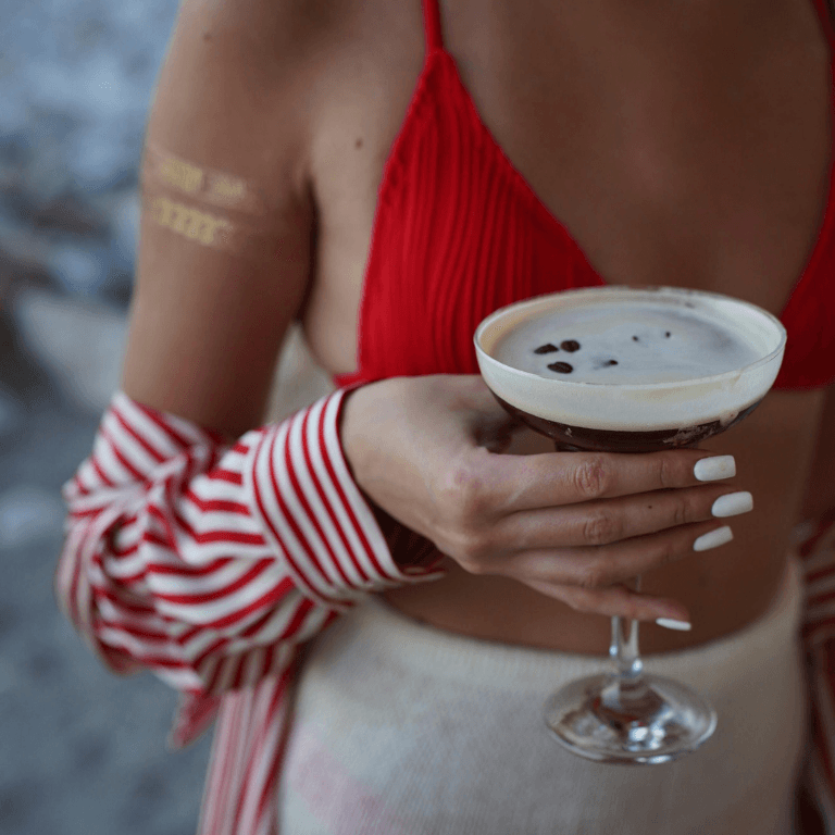 Meisje op vakantie met haar vriendinnen en een cocktail in haar hand