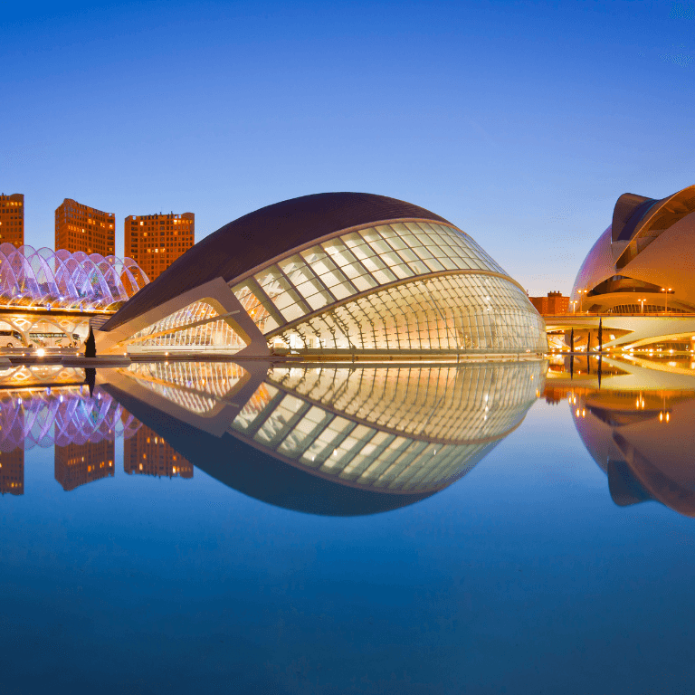 het Ciudad de las Artes y las Ciencias bij de schemering van de avond