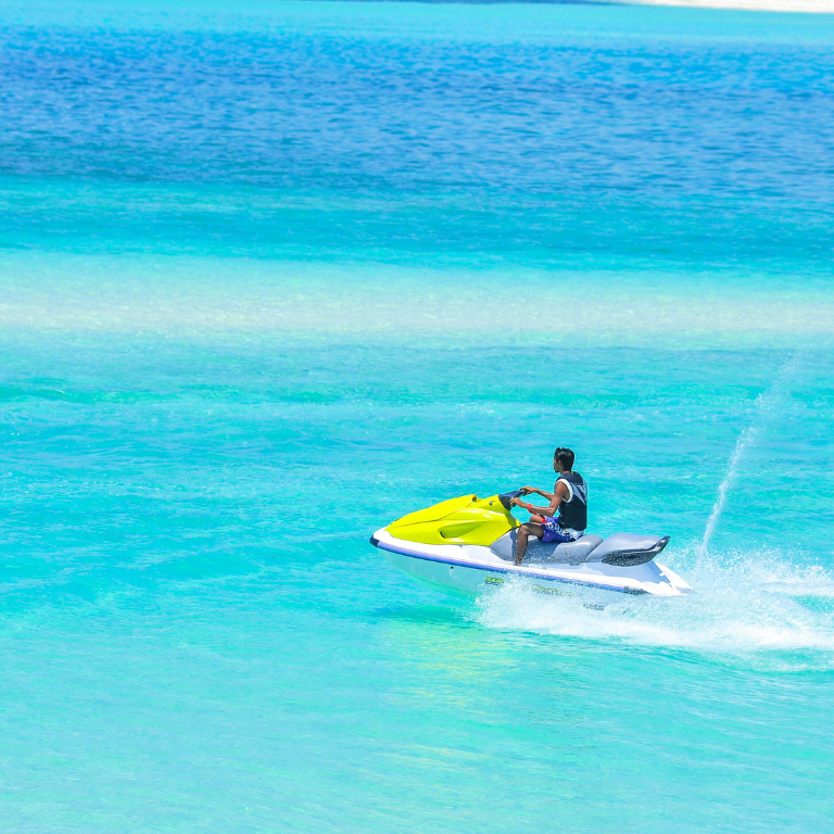 Een jongen op een Jetski voor de kust van Albufeira
