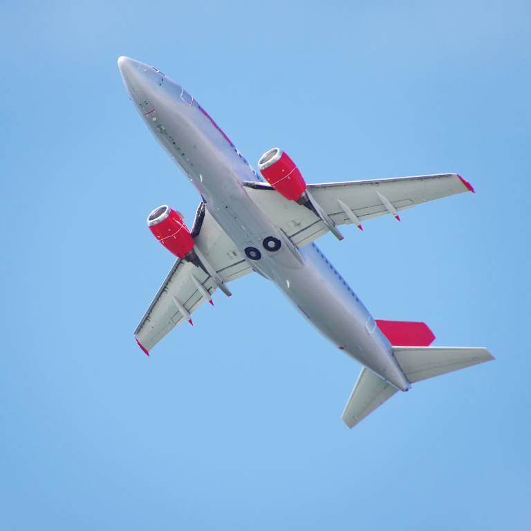 Een vliegtuig in de lucht