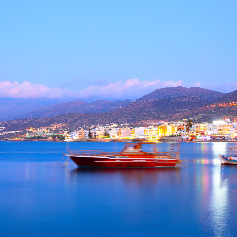 De verlichte uitgaansstrip van Chersonissos