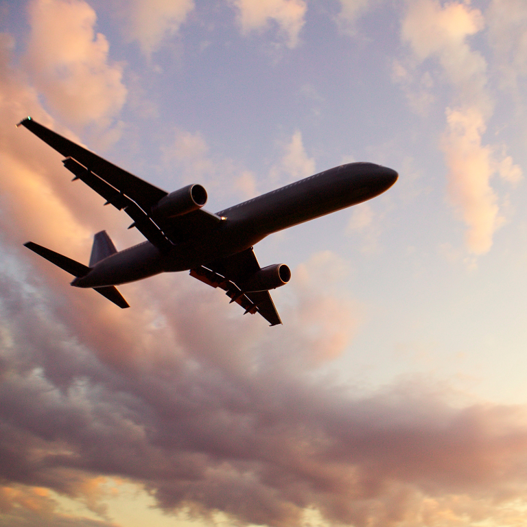 Vliegtuig op koers voor een jongerenvakantie bestemming