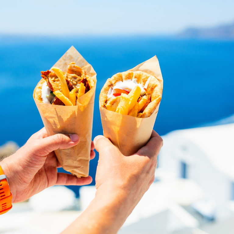Twee broodjes Gyros tijdens een jongerenvakantie in Griekenland