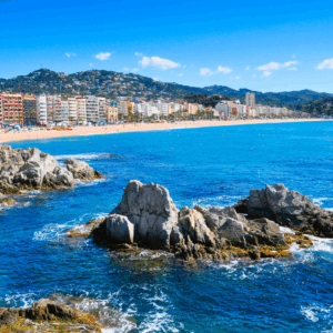 Het strand van Lloret de Mar met de helderblauwe zee