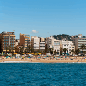 Veel toeristen en jongeren op het strand van Lloret de Mar