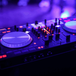 Een dj-set tijdens het uitgaan in Lloret