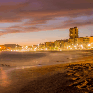 De verlichte boulevard van Lloret de Mar in de zomer