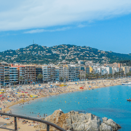 Lloret de mar activiteiten inleiding Het drukke Lloret de Mar in de zomer met veel wateractiviteiten