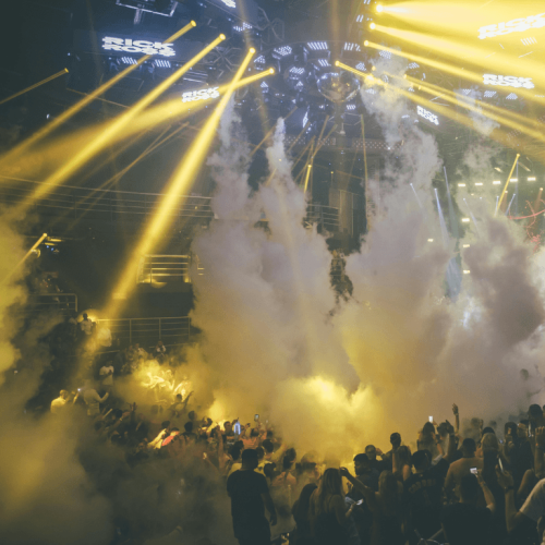 Een drukke nachtclub met jongeren
