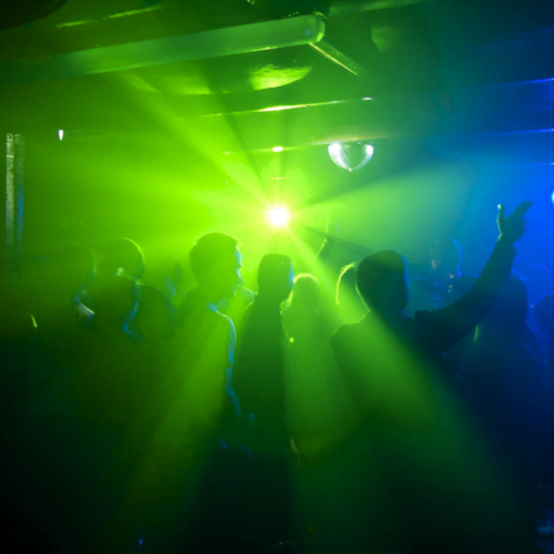 _uitgaan in el arenal seo afb 1 Feestende mensen in een drukke club in El Arenal